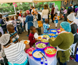 volunteer giving food to childrens