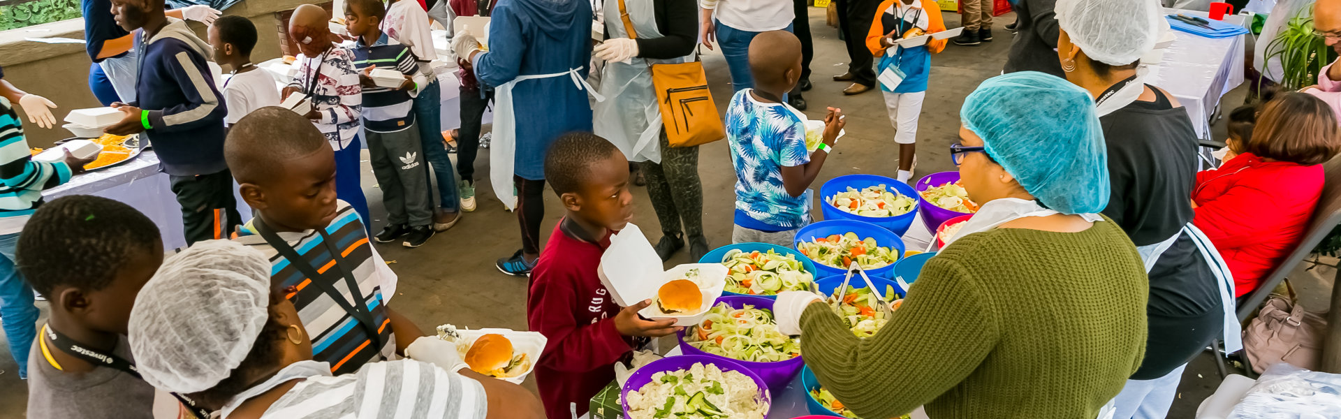 volunteer giving food to childrens